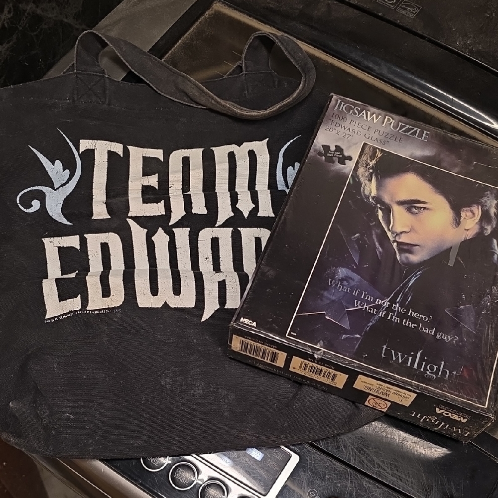 Black Team Edward Tote and Twilight Puzzle